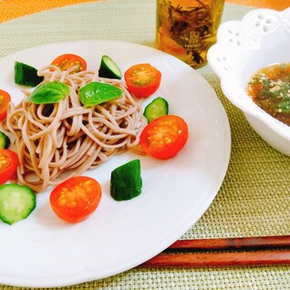 バジルが爽やか♪美味しい♪サラダ蕎麦(･ิω･ิ)